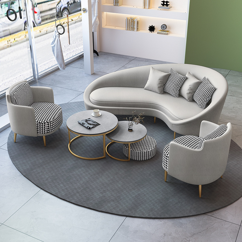 8001 Reception and negotiation of sofas in the leisure area